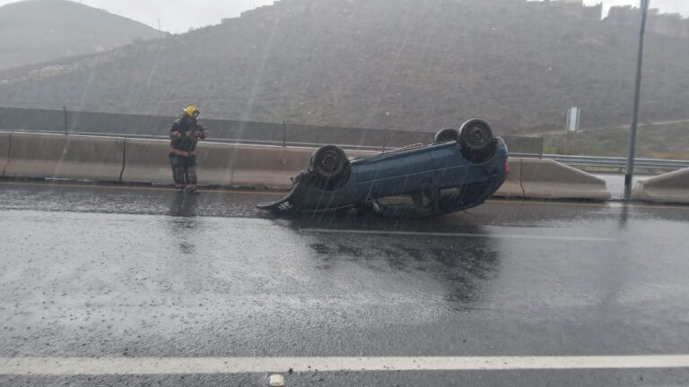 Choca y vuelca joven de 20 años por exceso de velocidad