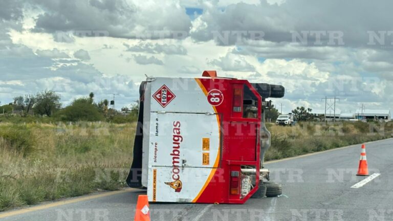 Vuelca camioneta repartidora de Gas LP