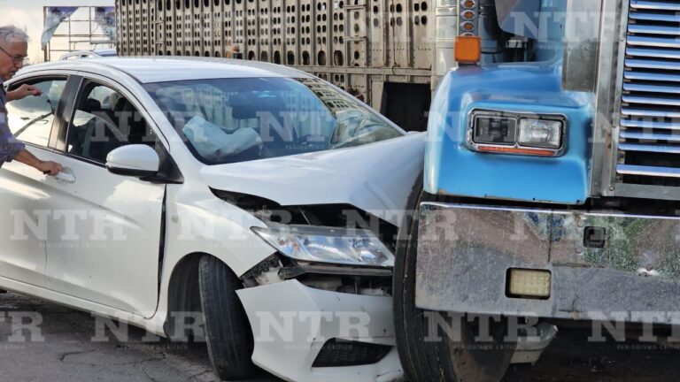 Se estampa auto contra tráiler