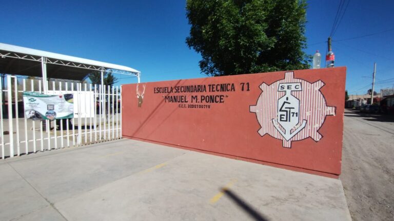 Denuncian a maestra por su “negocio” de copias
