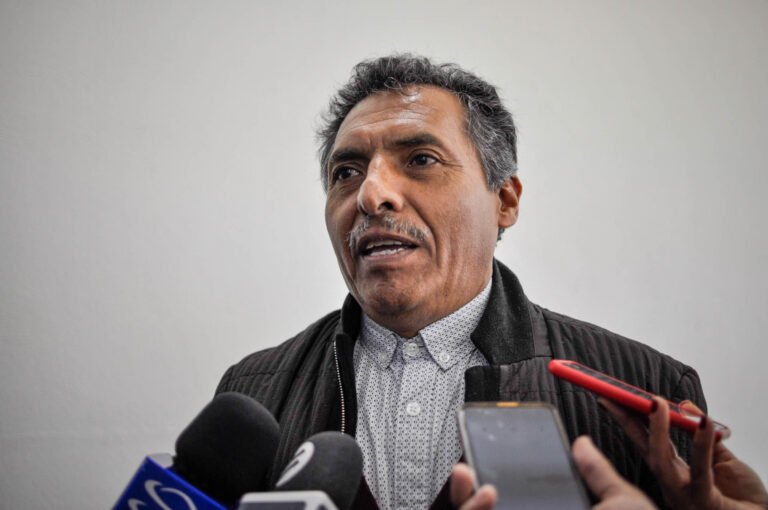 Llama sindicato al diálogo antes del paro en biblioteca