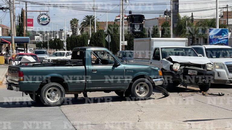 Aparatoso choque deja solo daños materiales