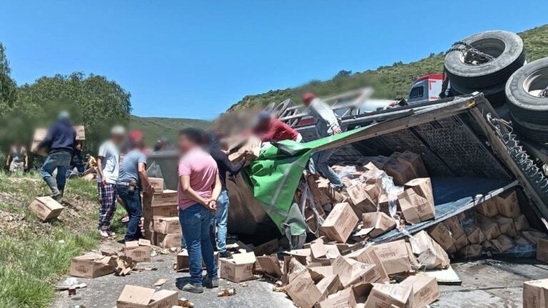 Vuelca camión con cervezas; mercancía fue rapiñada