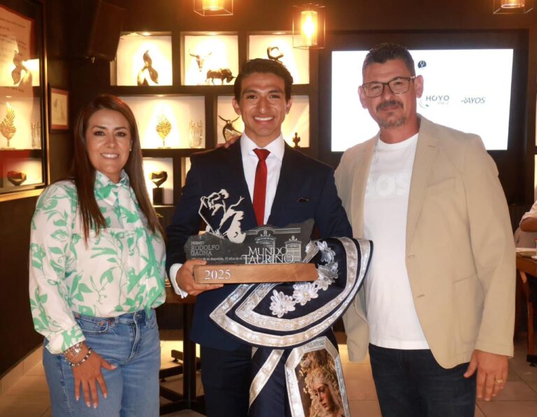 César Ruiz recibe el Premio Rodolfo Gaona