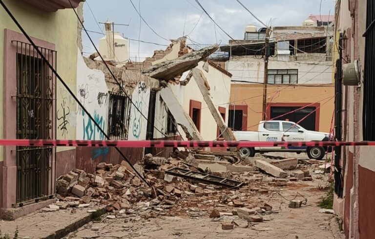 Colapsa finca abandonada en la zona centro