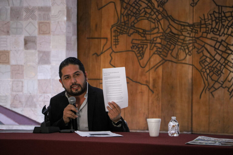 Denuncian a alcalde y síndica por contratos familiares