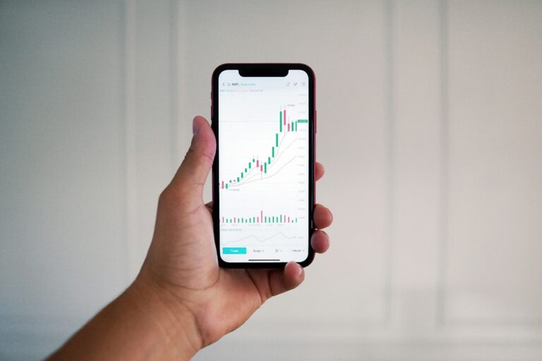 El rol de las aplicaciones de trading móviles en la inclusión financiera de los jóvenes