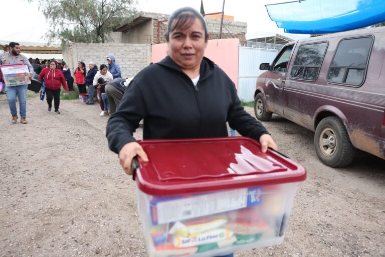 Entregan apoyos alimentarios a familias de Rancho Grande