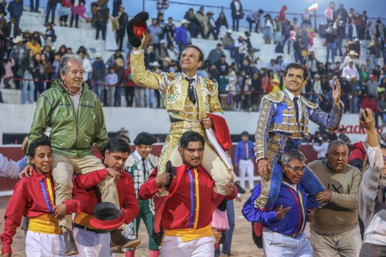 Ferrera y Adame salen a hombros en Caxuxi