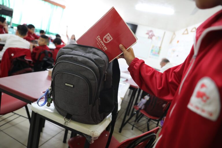 Finalizan ciclo escolar más de 300 mil niños