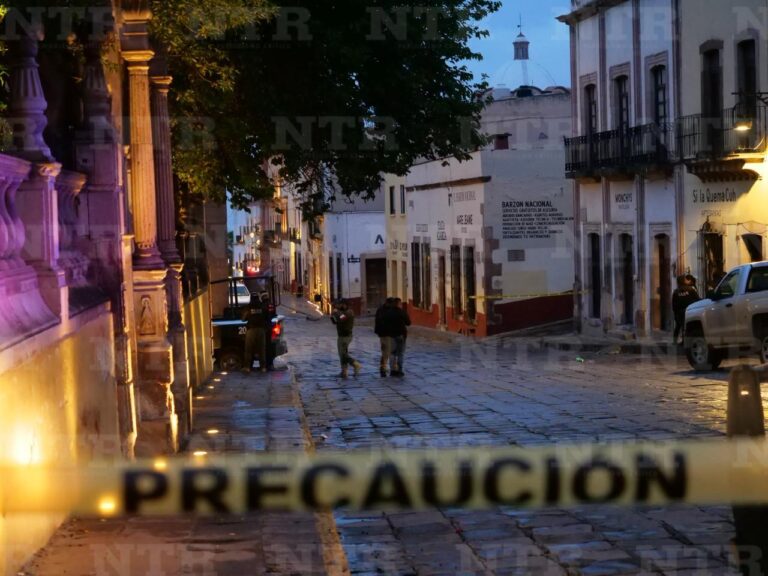 Dejan cartulinas con mensajes amenzantes