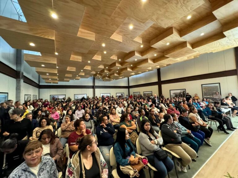 Imparten conferencia para prevenir el suicidio en jóvenes
