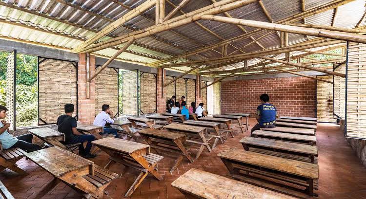 Menos de 5% de escuelas conservan techos de lámina
