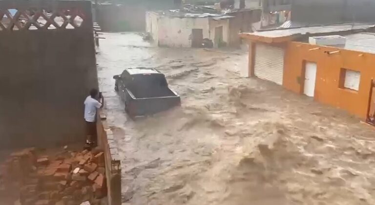 Calles de Loreto se convierten en ríos
