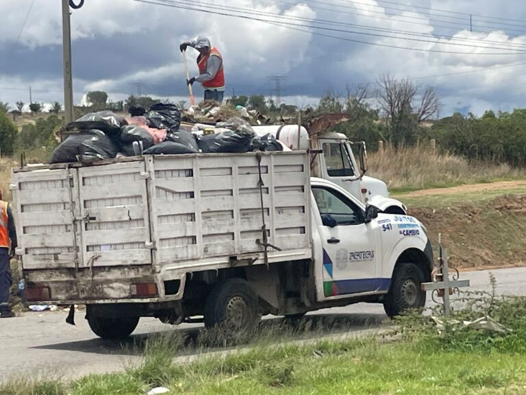 Piden vecinos mayor cuidado en el transporte de residuos