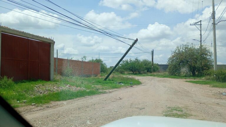 Poste de Telmex, en riesgo de colapso