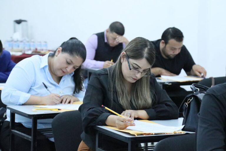 Presentan evaluación final aspirantes a actuarios