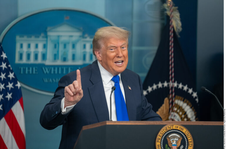 Anuncia Trump aranceles de 30% a México