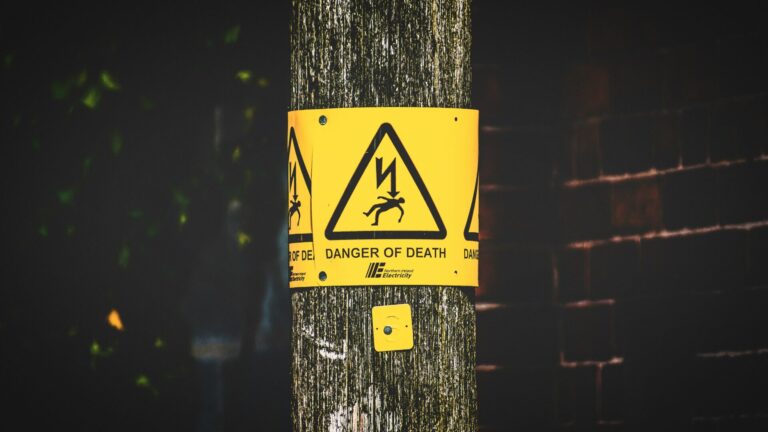 Se electrocuta al intentar ingresar a casa de su expareja