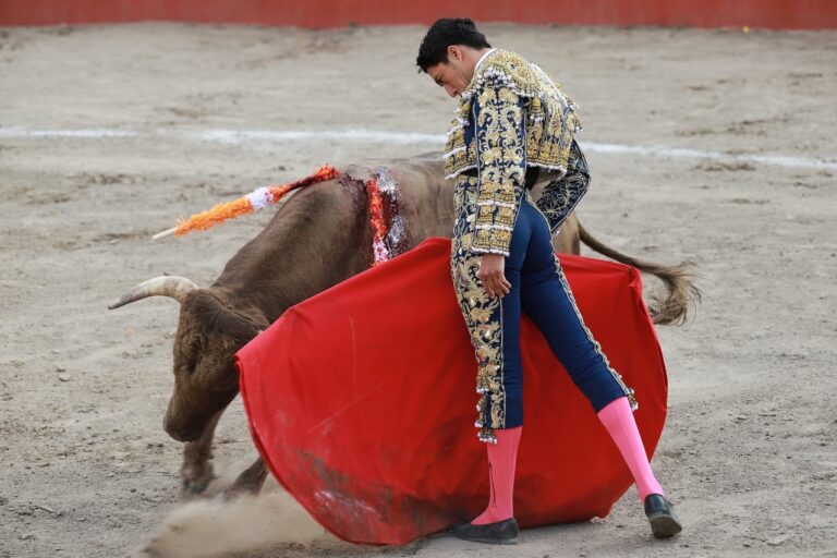 Sergio Flores, ovacionado en su lote en Atltzayanca