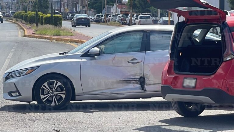 Chocan vehículos por falta de precaución en avenida Enrique Estrada