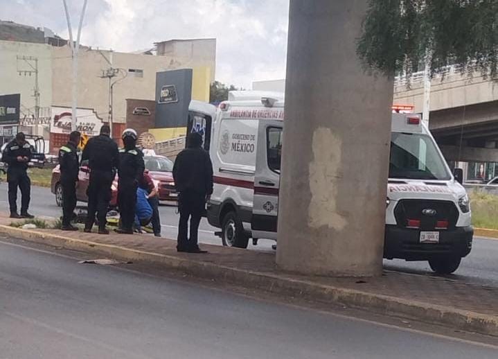 Automóvil embiste a motociclista
