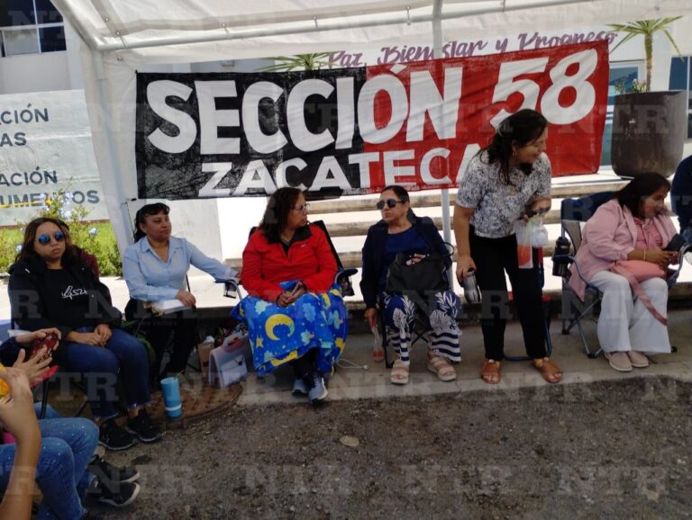 Continúa plantón en la Sefin; retroactivo asciende a 97 mdp