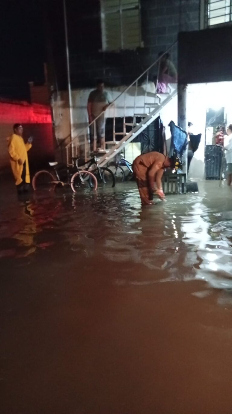 Se inundan por fuerte tormenta en Fresnillo