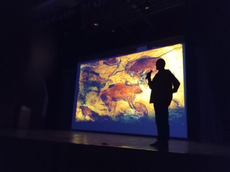 Imparten conferencia sobre la cueva de Altamira