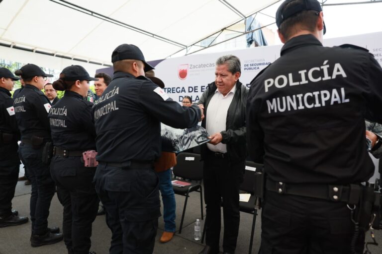 Entregan equipos de seguridad y 96 seguros de vida