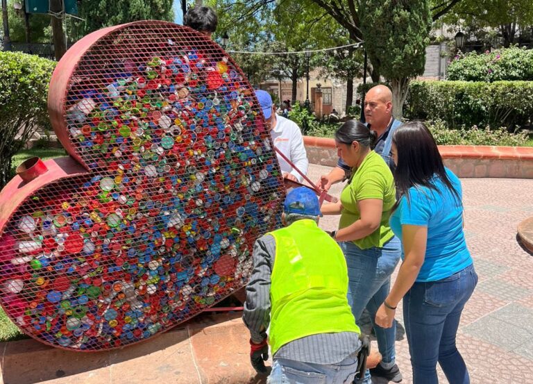 Entrega Valparaíso tapitas recolectadas para AMANC