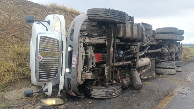 Muere conductor en volcadura de tráiler