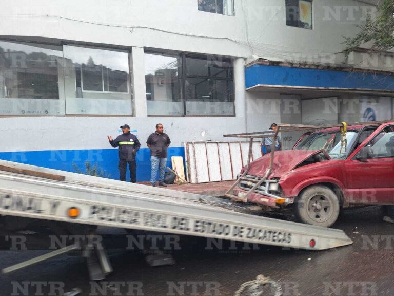 Camioneta se impacta detrás de camión de pasajeros