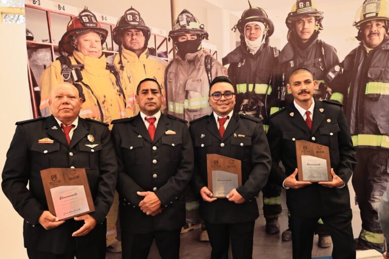 Anuncian aumento salarial a bomberos