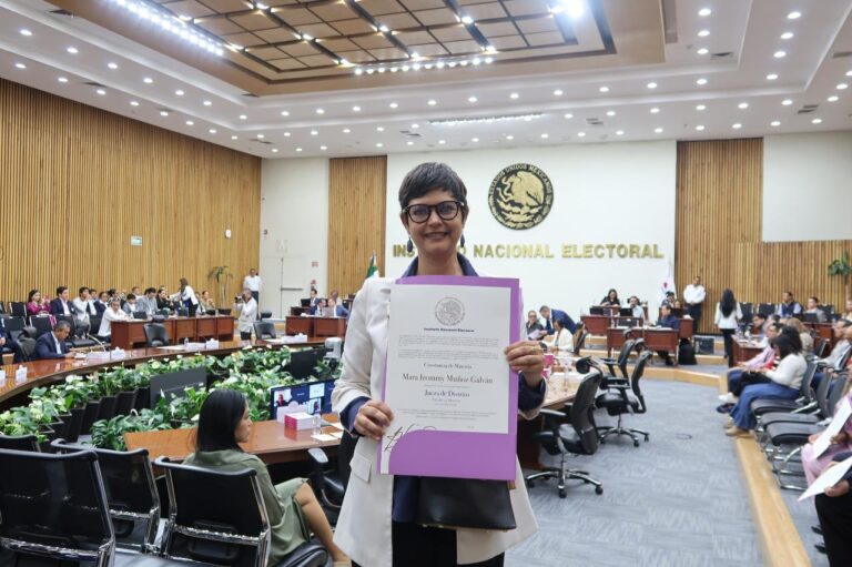 Entregan constancia de acreditación a Mara Muñoz