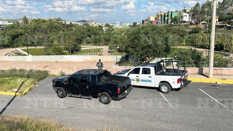 Asaltante dispara contra oficiales y huye del lugar