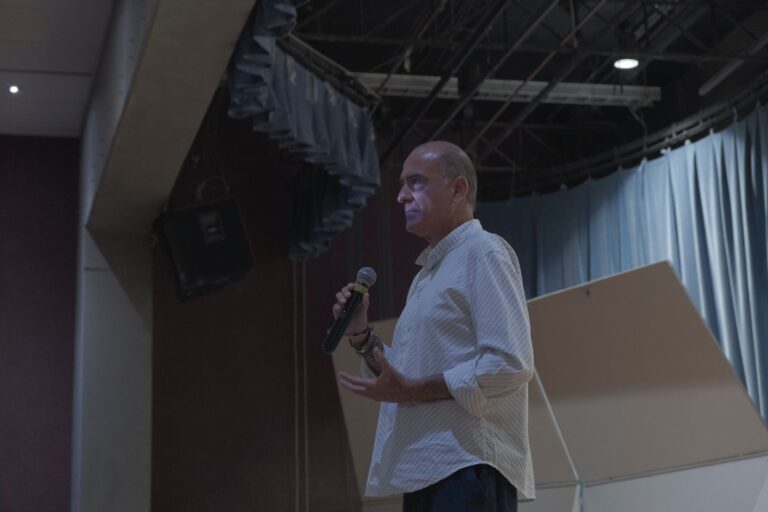 Brindan conferencia sobre evolución humana