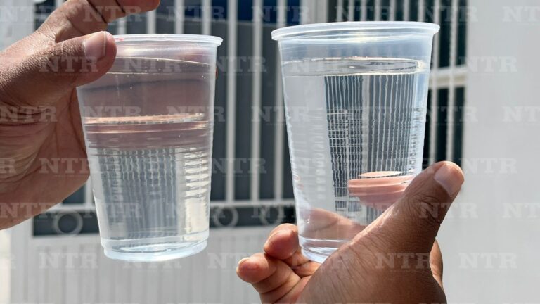 Agua pestilente sale de las llaves en Las Flores