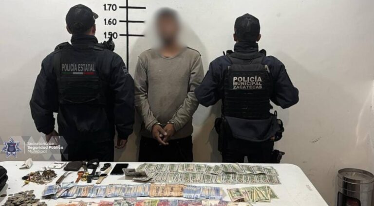 Detienen a hombre con más de 160 mil pesos