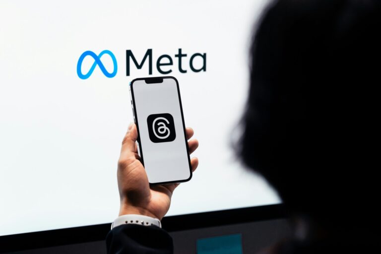 Frena Meta su enorme gasto en talento de IA