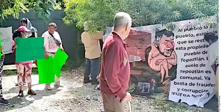 Protestan tepoztecos en la casa de Noroña