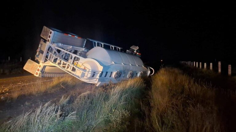 Vuelca quinta rueda en carretera