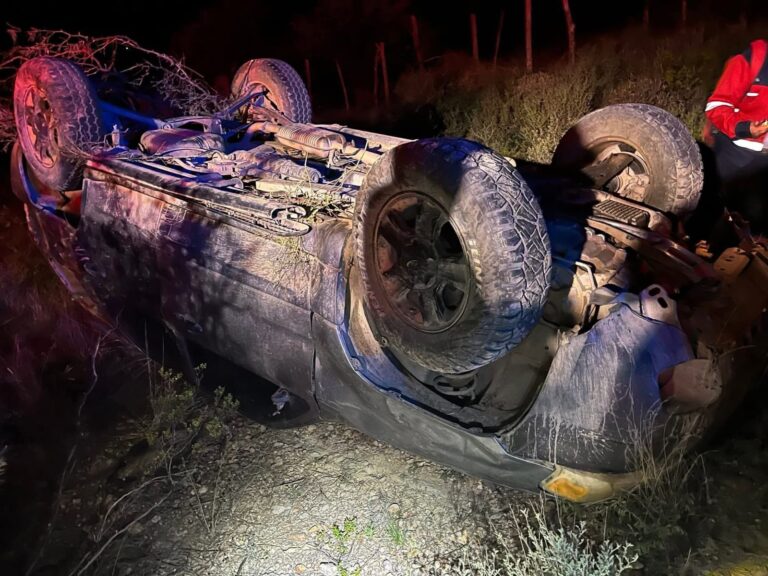 Se vuelca conductor de camioneta y abandona el lugar