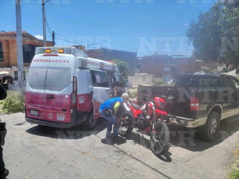 Se impactan motociclistas contra vehículo; intentaron ganarle el paso