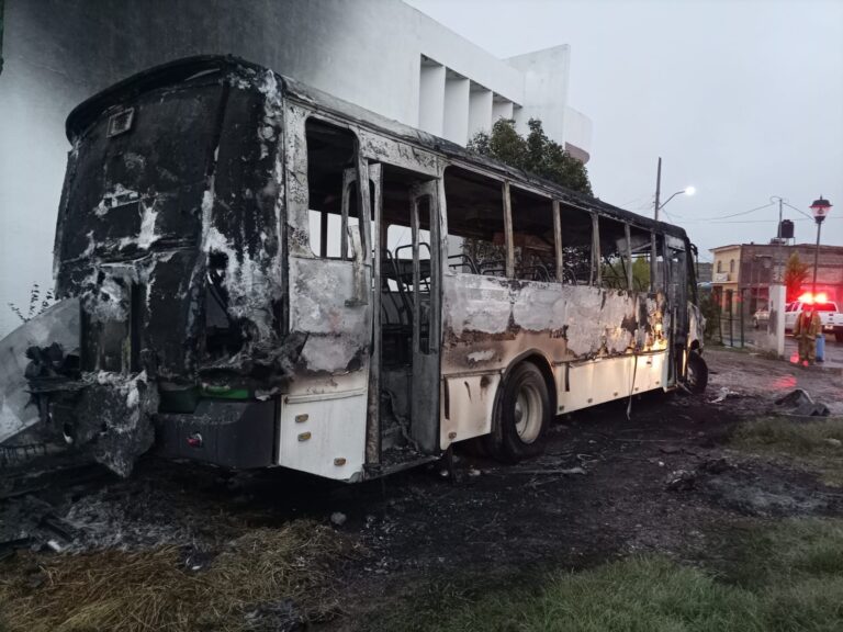 Se incendia camión de transporte de personal