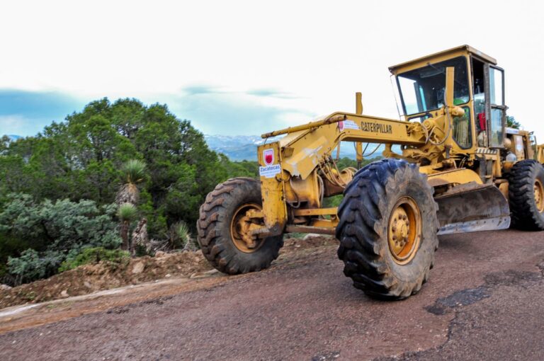 Reparan carretera de Sombrerete a Corrales