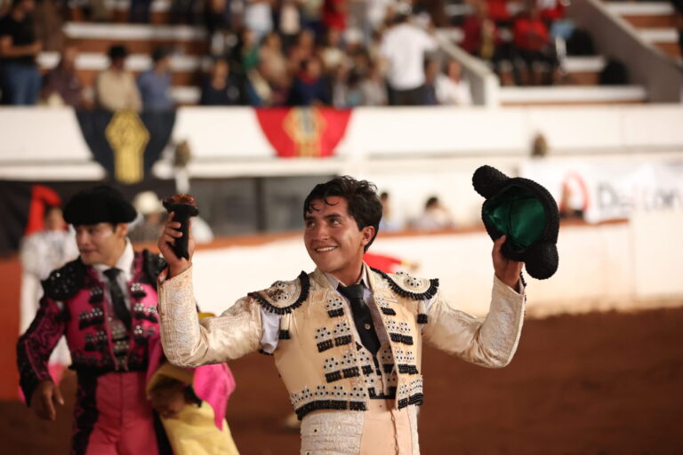 Tarde triunfal en la tercera novillada del serial “Arre y Olé”
