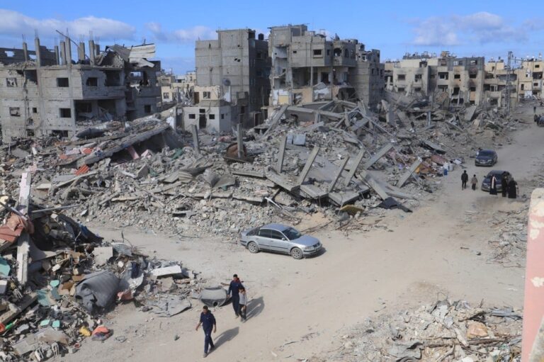 Bombardea Israel otra torre residencial en la ciudad de Gaza