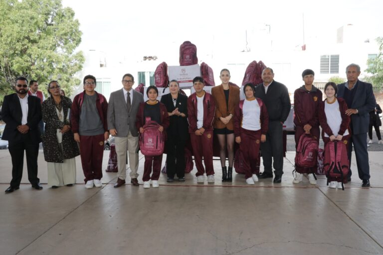 Continúa la entrega de mochilas y útiles escolares a estudiantes