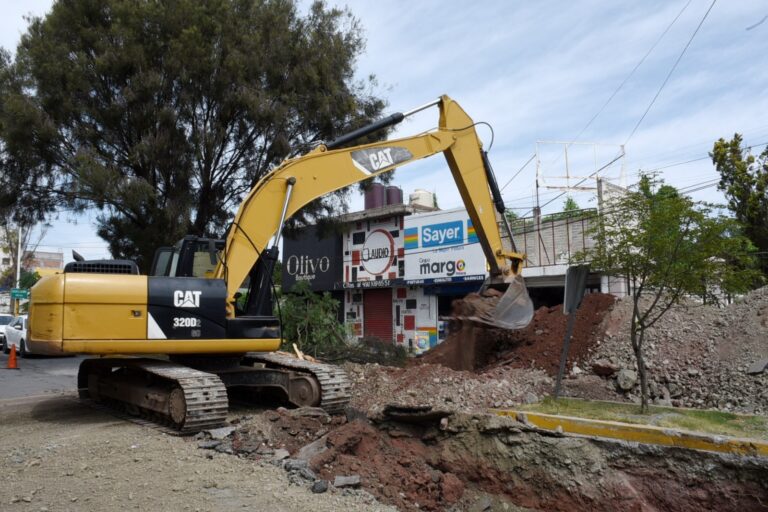 Inicia reparación de socavón en la avenida García Salinas